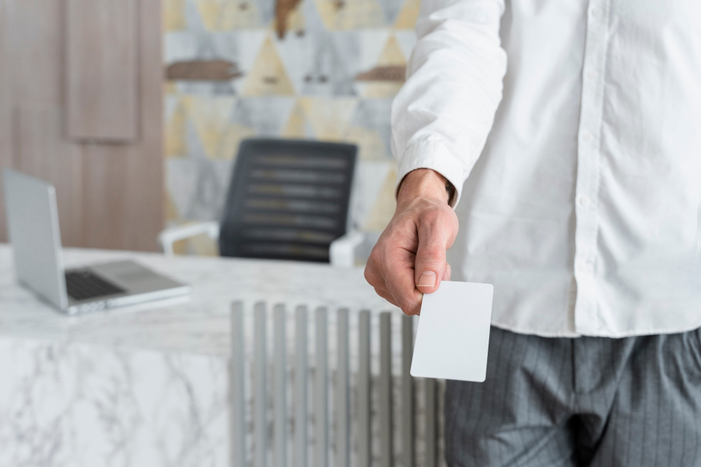 Carte blanche présentée en main